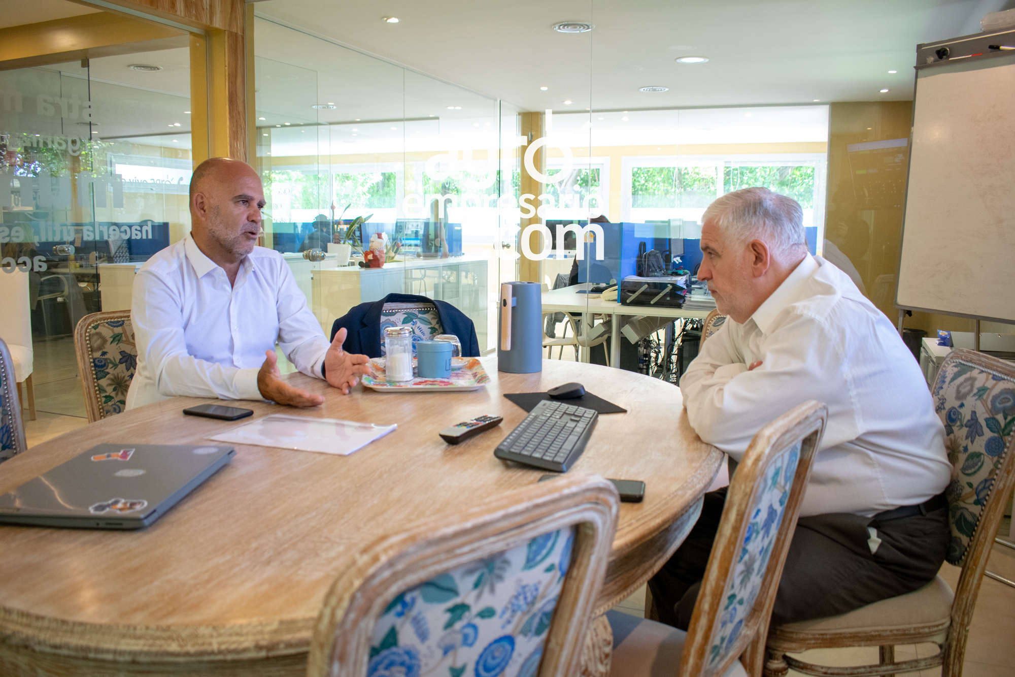 mesa de reuniones Jorge Pazos, Presidente del Comité Argentino de Arándanos y asesor comercial en Tropical Argentina junto a Fernando Vilella, Director de Desarrollo Estratégico y Contenidos de Agroempresario.com