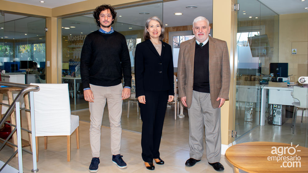 Agustin Carrozzino, Director Institucional de Agroempresario.com; Nicola Lindertz, Embajadora de Finlandia en Argentina y Fernando Vilella, Director de Desarrollo Estratégico de Agroempresario.com