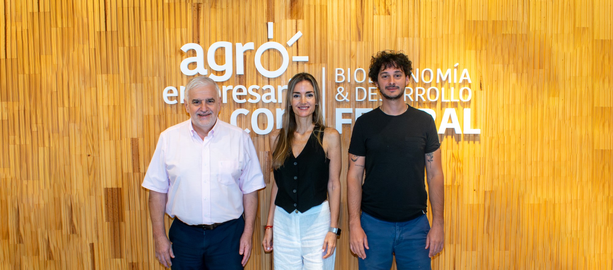 Fernando Vilella, Director de Desarrollo Estratégico y Contenidos de Agroempresario.com; Gerogina Losada, Secretaria de Comercio Exterior del Gobierno de La Provincia de Santa Fe y Agustín Carrozzino, Director Institucional de Agroempresario.com 