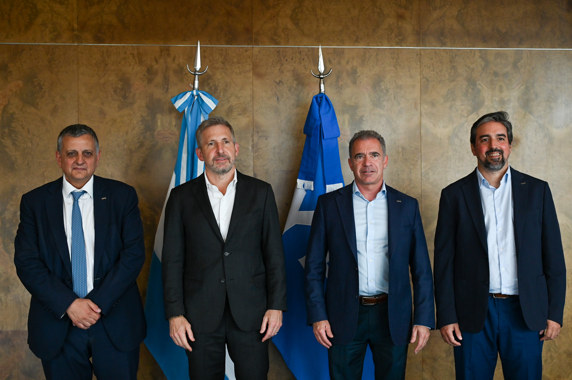 Entre R&iacute;os y YPF sellan una alianza para potenciar inversiones
