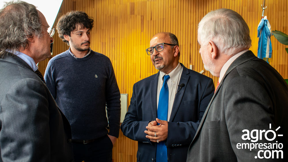 Juan Carrozzino, CEO de Agroempresario.com; Agustin Carrozzino, Director de Relaciones Gubernamentales de Agroempresario.com; Ajaneesh Kumar, Embajador de India en Argentina y Fernando Vilella, Director de Desarrollo Estratégico de Agroempresario.com
