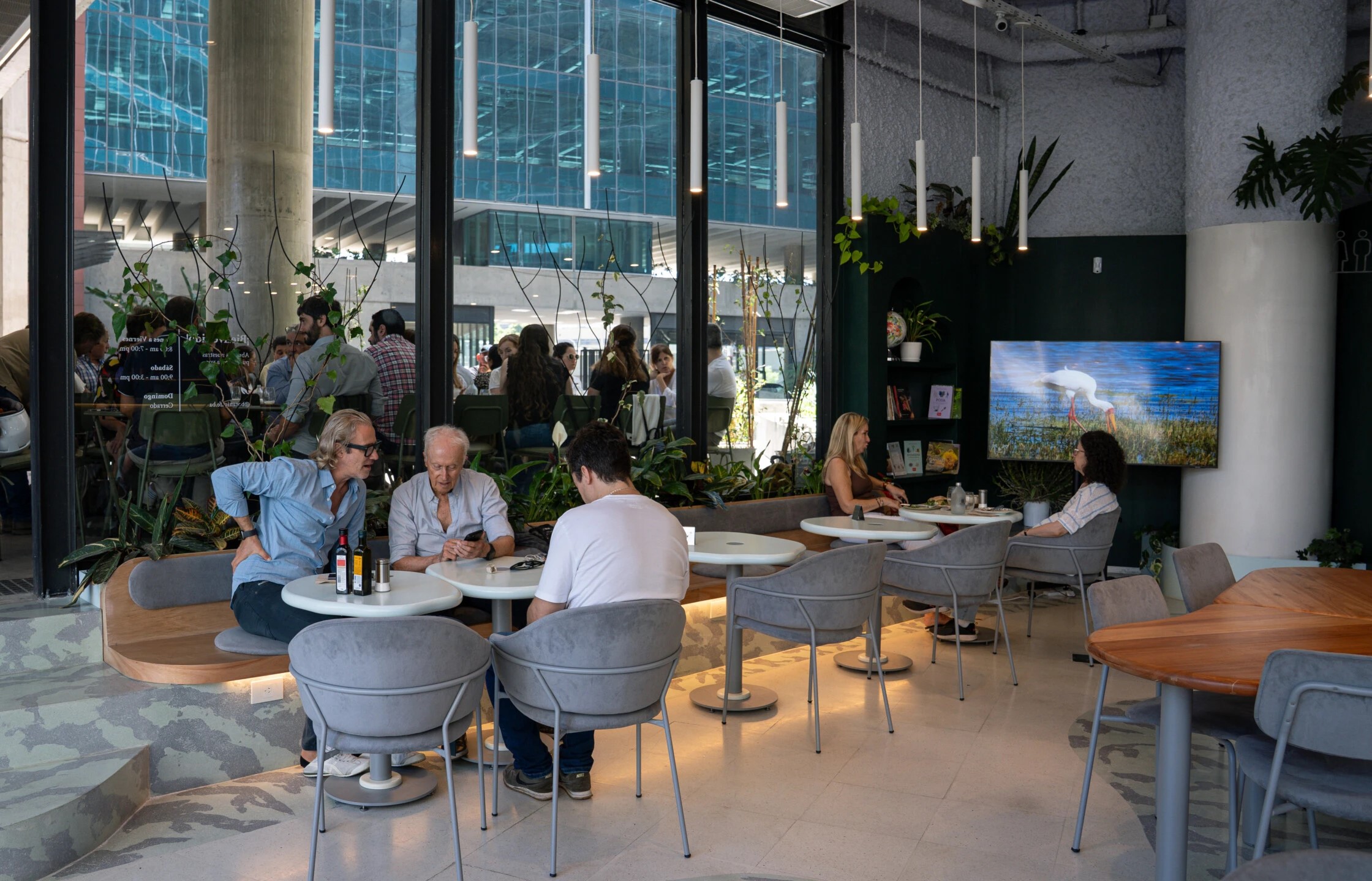 Juan Miceli abri&oacute; un caf&eacute; bot&aacute;nico en Retiro y propone una experiencia verde en plena ciudad