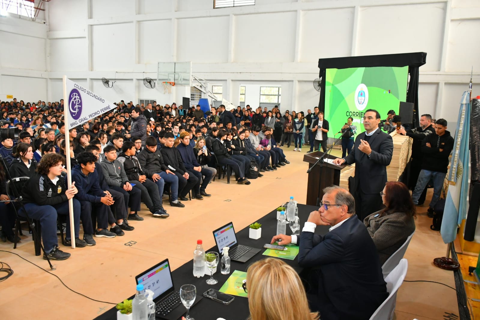 Valdés entregó notebooks en Capital y anunció la compra de otras 45 mil para garantizar el acceso al conocimiento