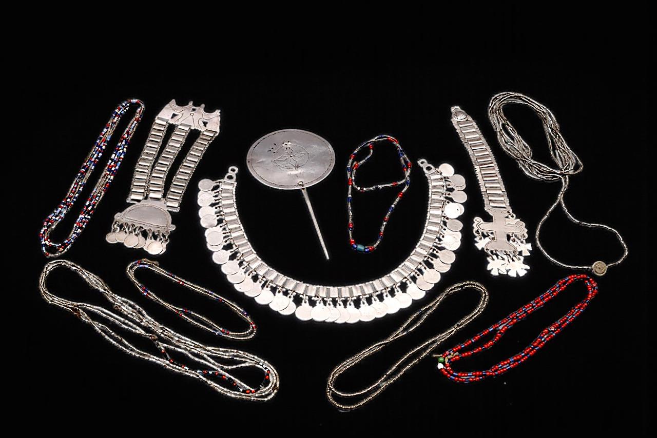 Belleza bajo martillo: platería, textiles y arte en una subasta irrepetible