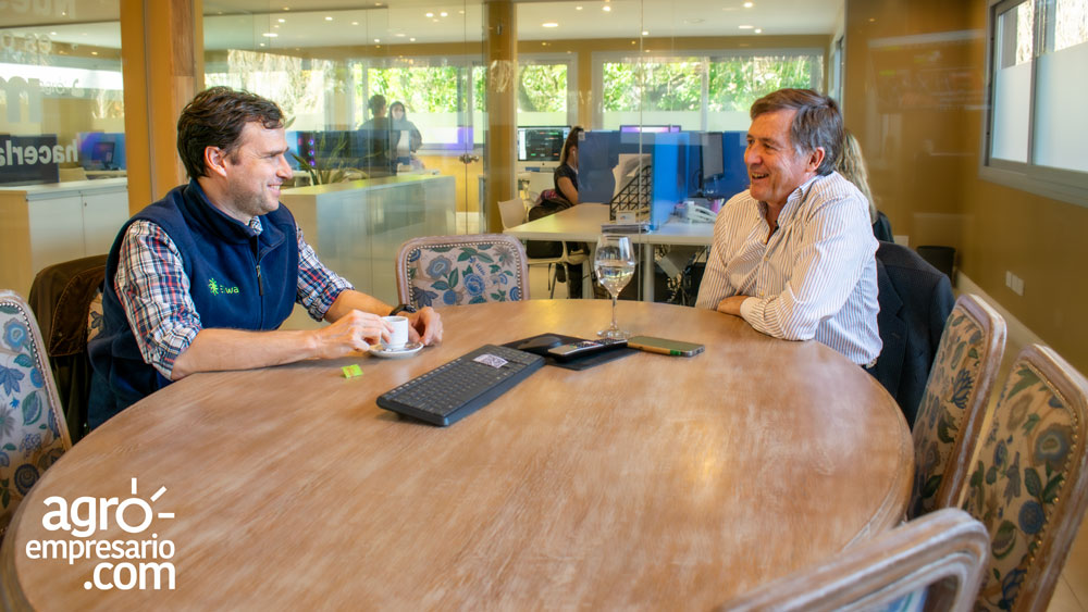 Nicolás Otamendi, CEO y CoFundador de EIWA y Carlos Becco, Conductor de "De Villanos a Héroes"