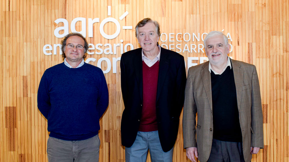 Juan Carrozzino, CEO de Agroempresario.com; Sergio Fernández, Presidente de John Deer Argentina S.A y Fernando Vilella, Director de Desarrollo Estratégico de Agroempresario.com