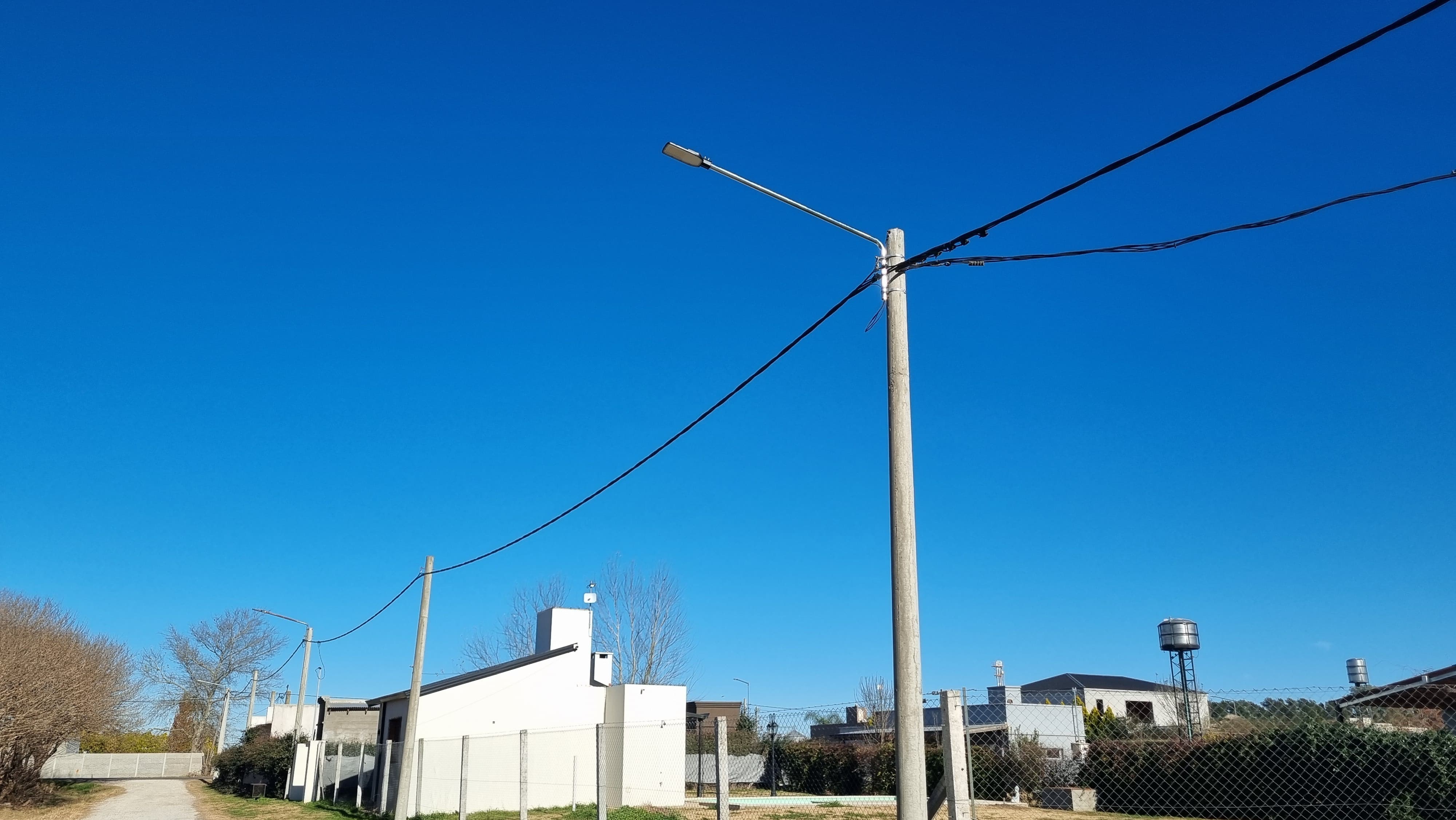 Nuevas luminarias LED mejoran la seguridad y eficiencia en Barrio Santa Julia