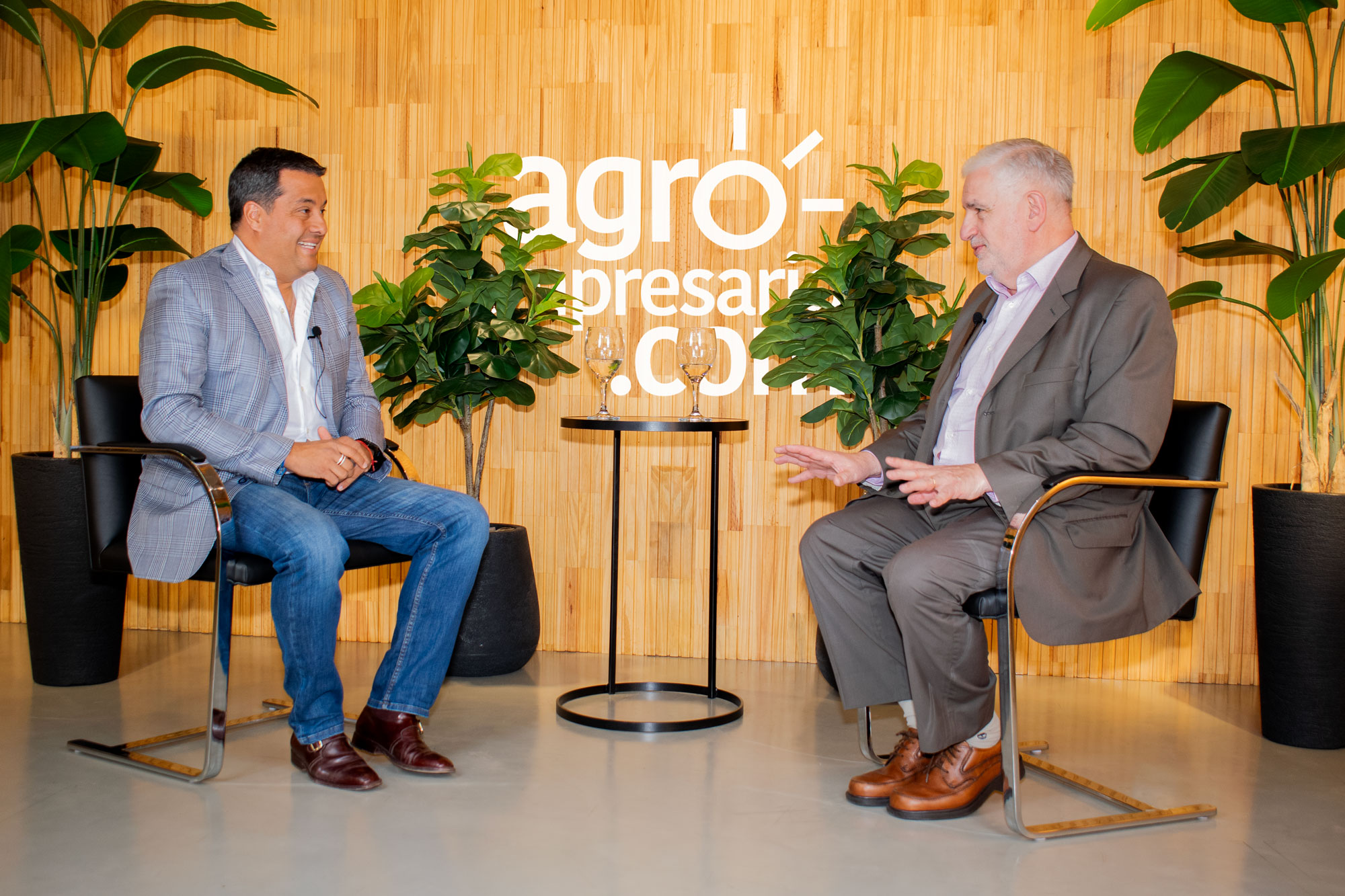 set Carlos Koopmann, Intendente de Zapala junto a Fernando Vilella, Director de Desarrollo Estratégico y Contenidos de Agroempresario.com