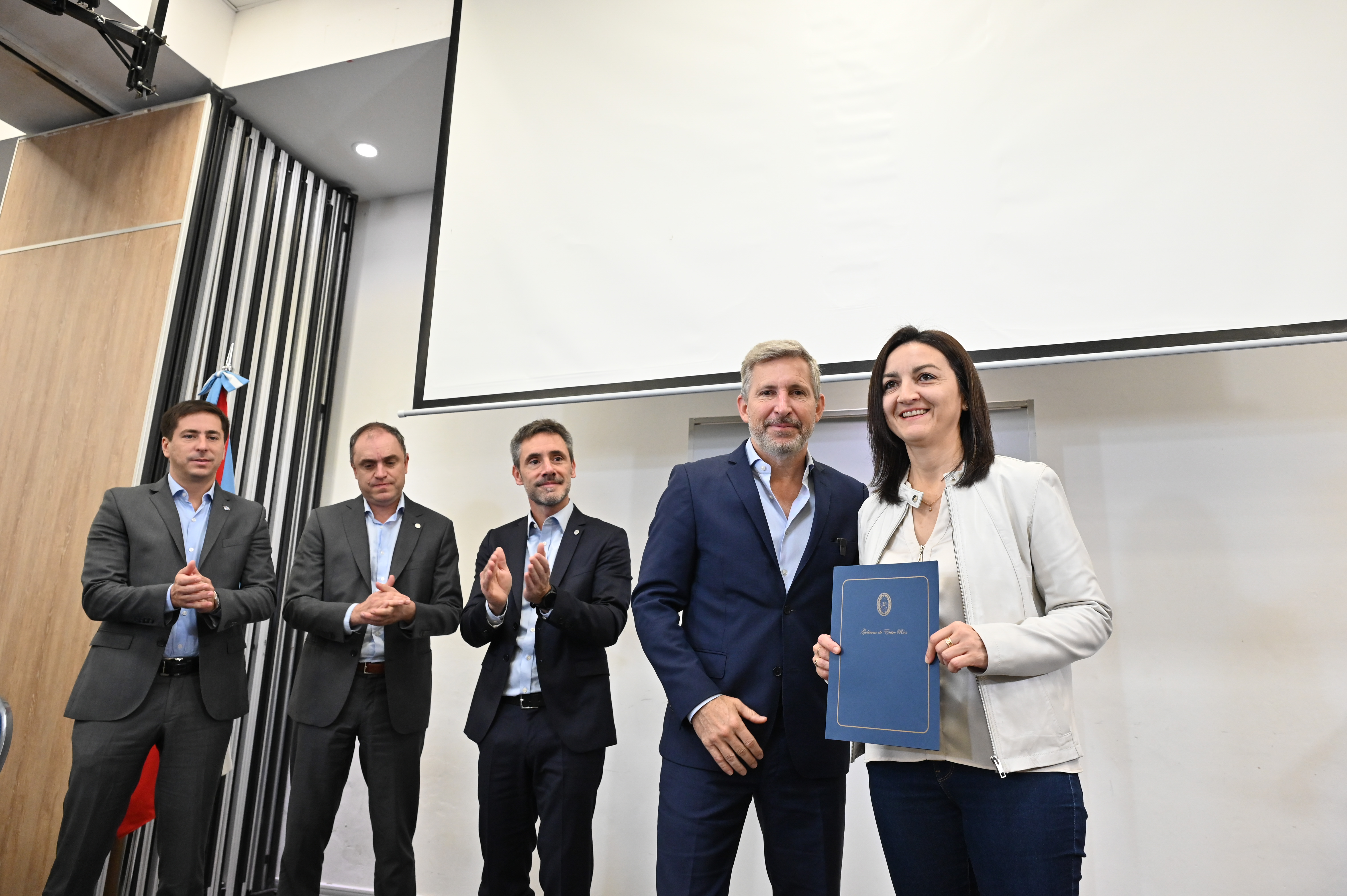 Frigerio firm&oacute; acuerdos con el CFI para impulsar inversi&oacute;n