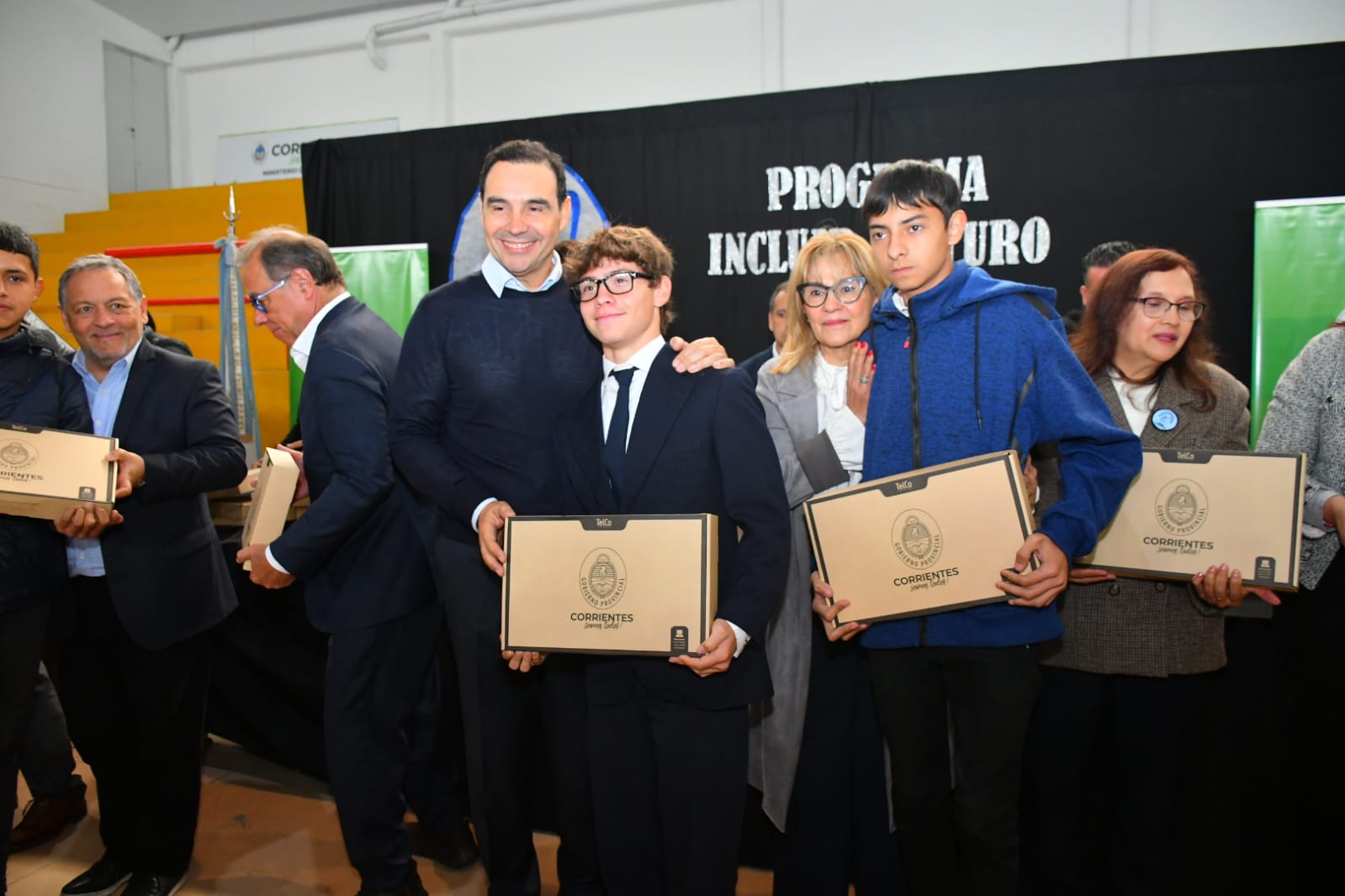 Valdés entregó notebooks en Capital y anunció la compra de otras 45 mil para garantizar el acceso al conocimiento