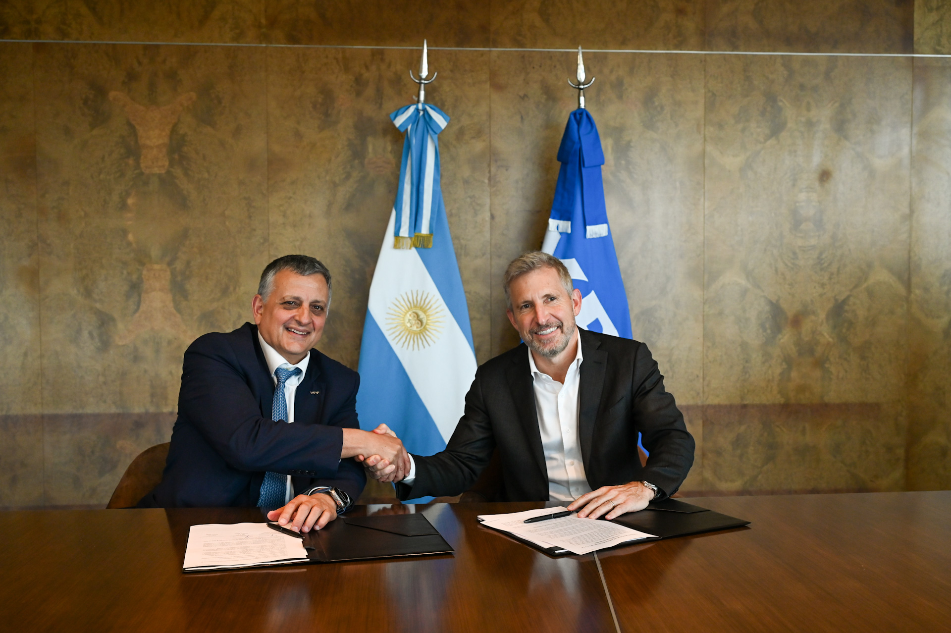Entre R&iacute;os y YPF sellan una alianza para potenciar inversiones