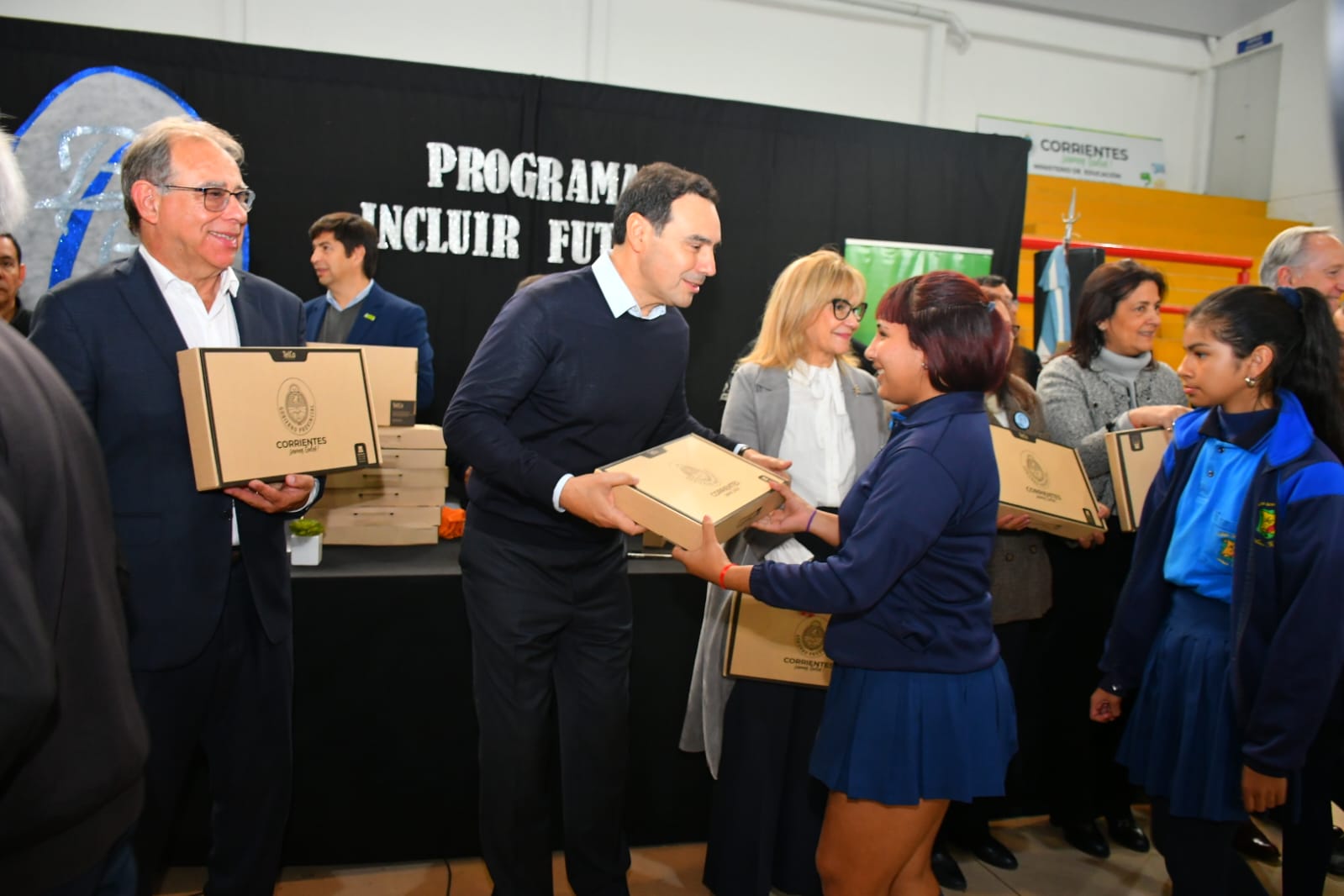 Valdés entregó notebooks en Capital y anunció la compra de otras 45 mil para garantizar el acceso al conocimiento
