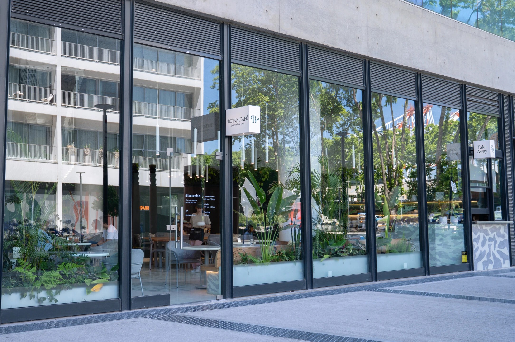 Juan Miceli abri&oacute; un caf&eacute; bot&aacute;nico en Retiro y propone una experiencia verde en plena ciudad