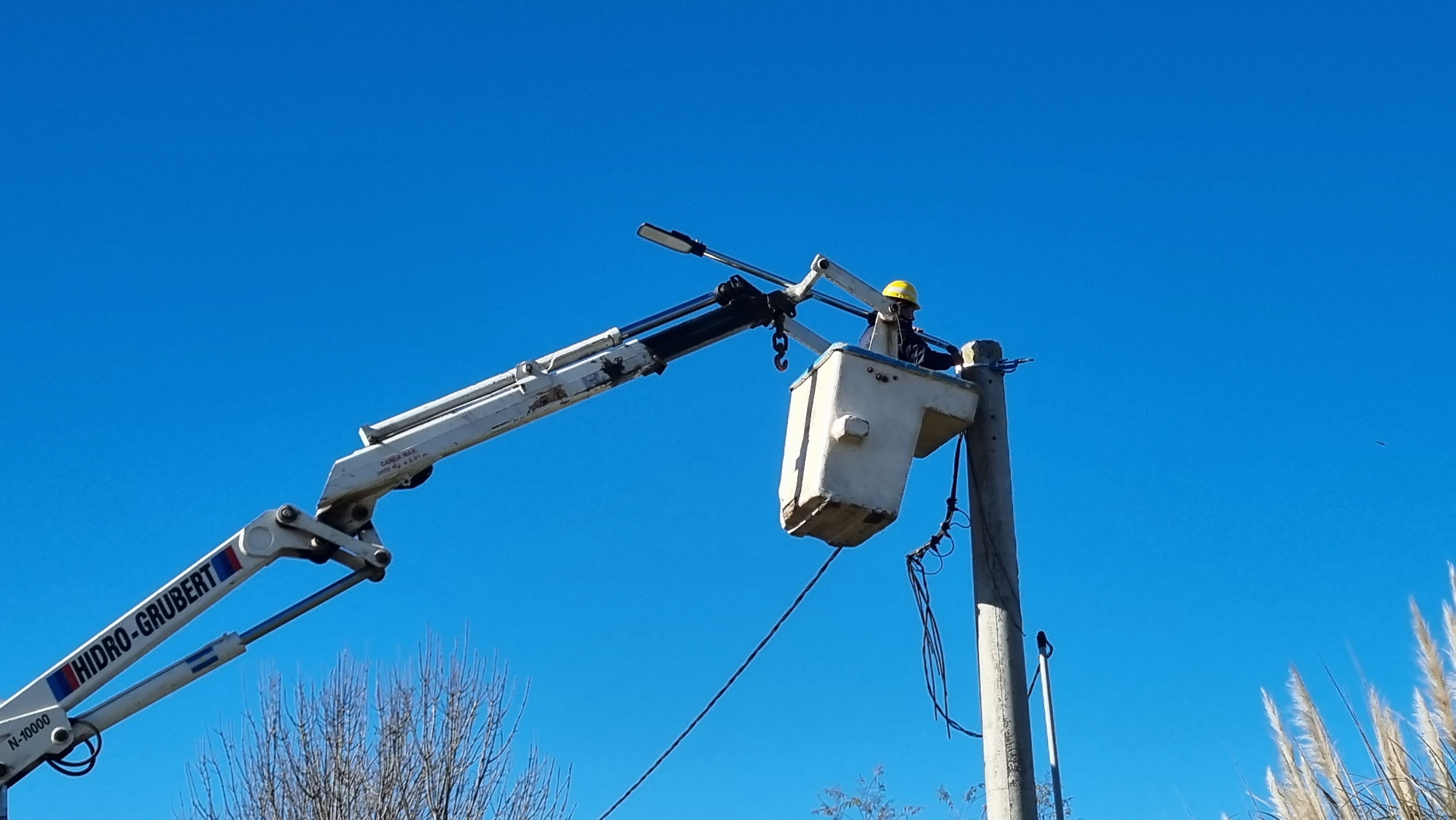 Nuevas luminarias LED mejoran la seguridad y eficiencia en Barrio Santa Julia
