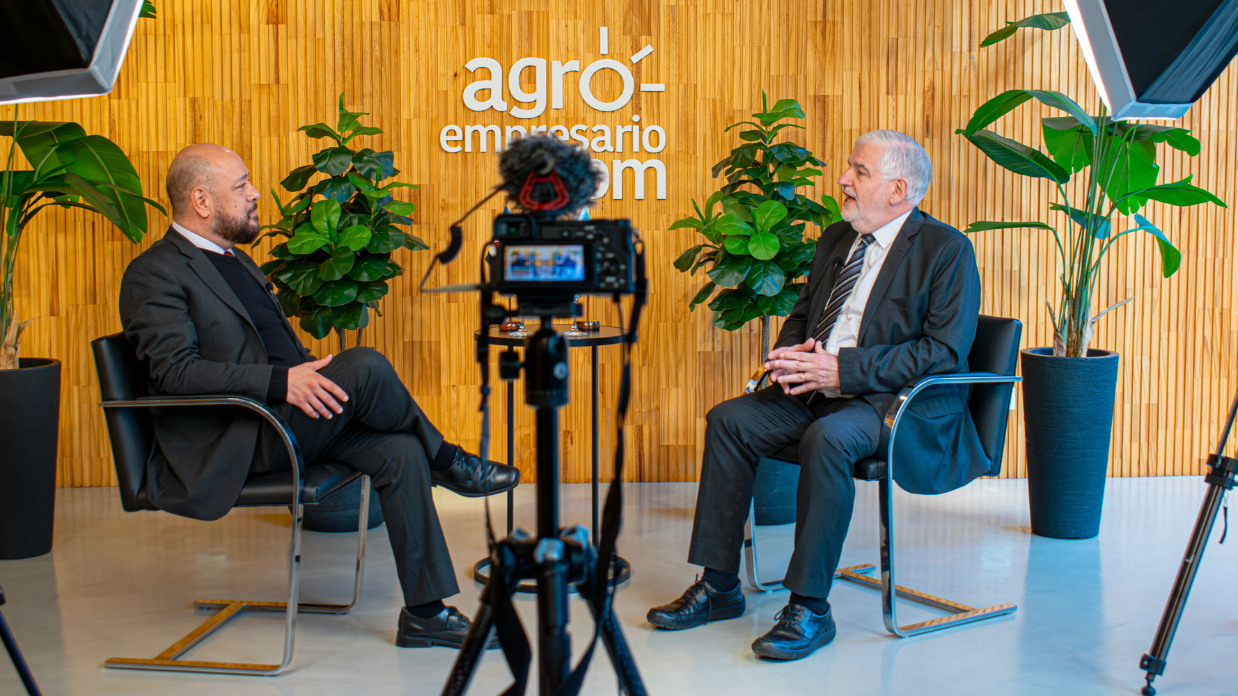 Alex Rojas Guido, Embajador de Costa Rica en Argentina, junto a Fernando Vilella, Director de Desarrollo Estratégico y Contenidos de Agroempresario.com