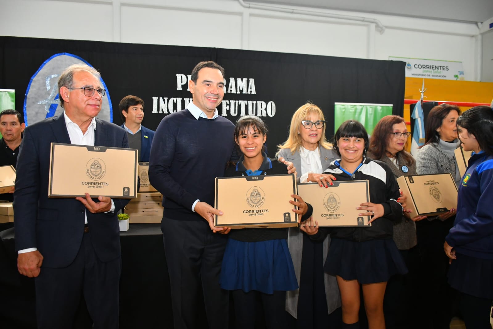 Valdés entregó notebooks en Capital y anunció la compra de otras 45 mil para garantizar el acceso al conocimiento
