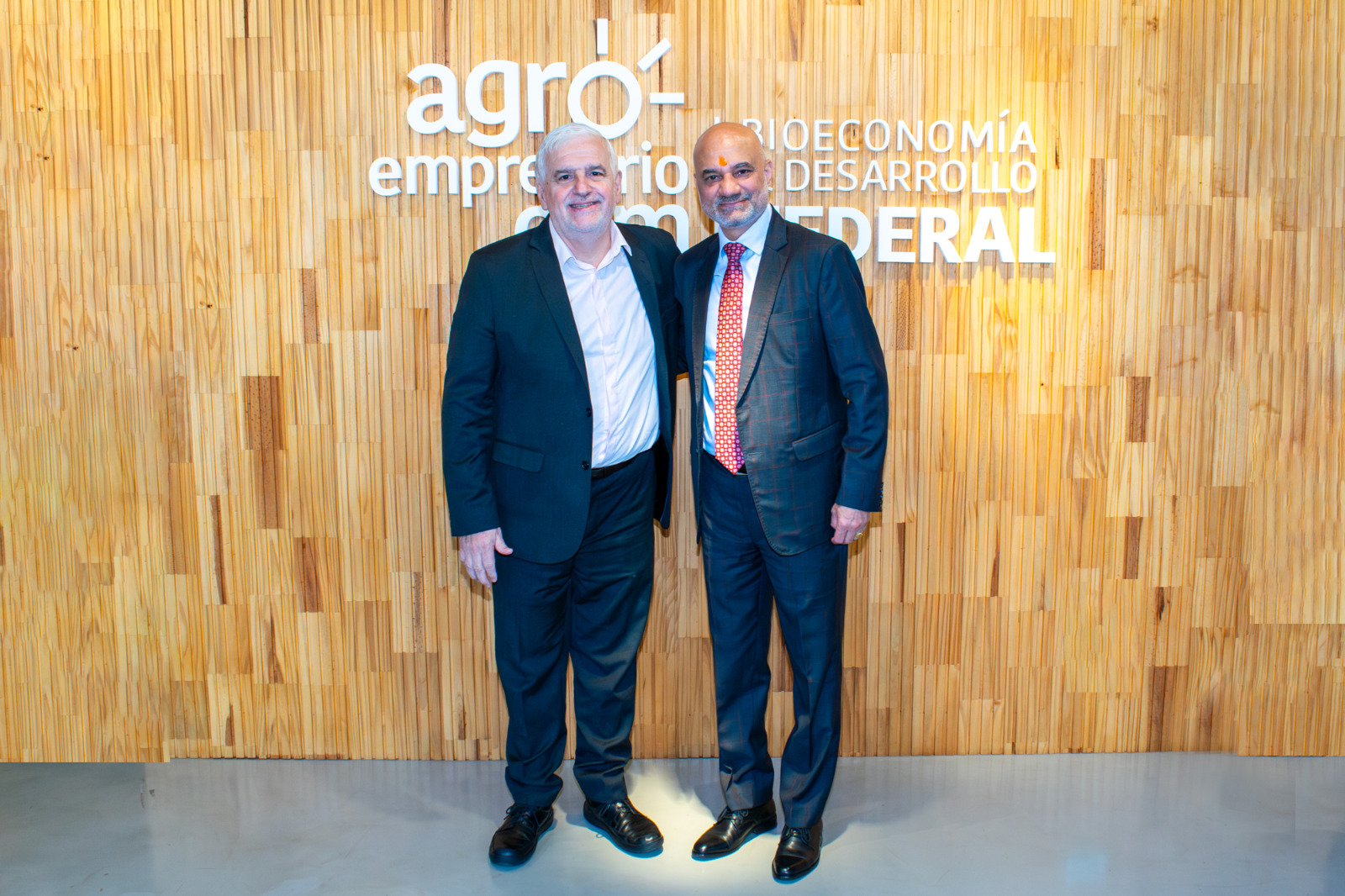 Fernando Vilella, Director de Desarrollo Estratégico y Contenidos de Agroempresario.com; Dinesh Bhatia, Embajador de India en Argentina