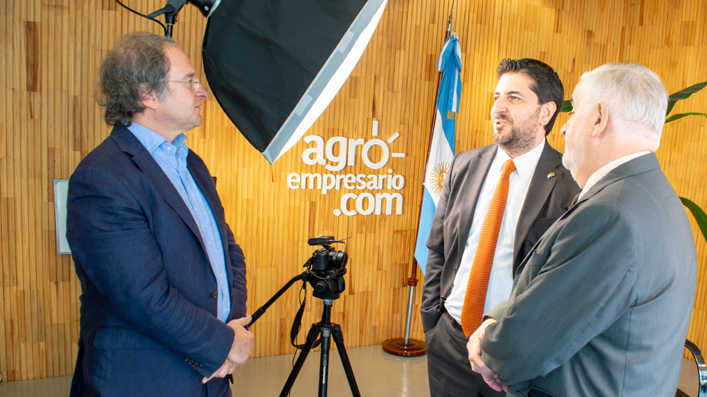 Juan Carrozzino, CEO de Agroempresario; Hovhannés Virabyan, Embajador de Armenia en Argentina y Fernando Vilella, Director de Desarrollo Estratégico y Contenidos de Agroempresario.com
