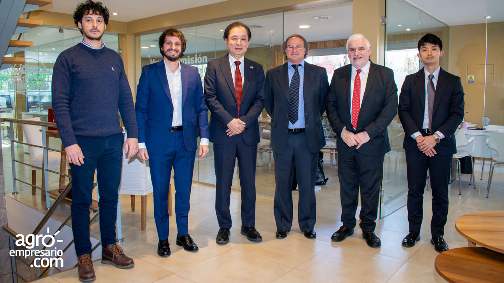 Agustin Carrozzino, Director Institucional de Agroempresario.com; Santiago Maria Carrozzino, Director Comercial de Agroempresario.com; Yamauchi Hiroshi, Embajador de Japón en Argentina; Juan Carrozzino, CEO de Agroempresario.com; Fernando Vilella, Director de Desarrollo Estratégico de Agroempresario.com y Yamaji Takuya, Secretario de Economia de la Embajada de Japón en Argentina