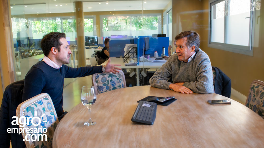 Federico Wajnerman, CEO de M4LIFE y Carlos Becco, Conductor de "De Villanos a Héroes".