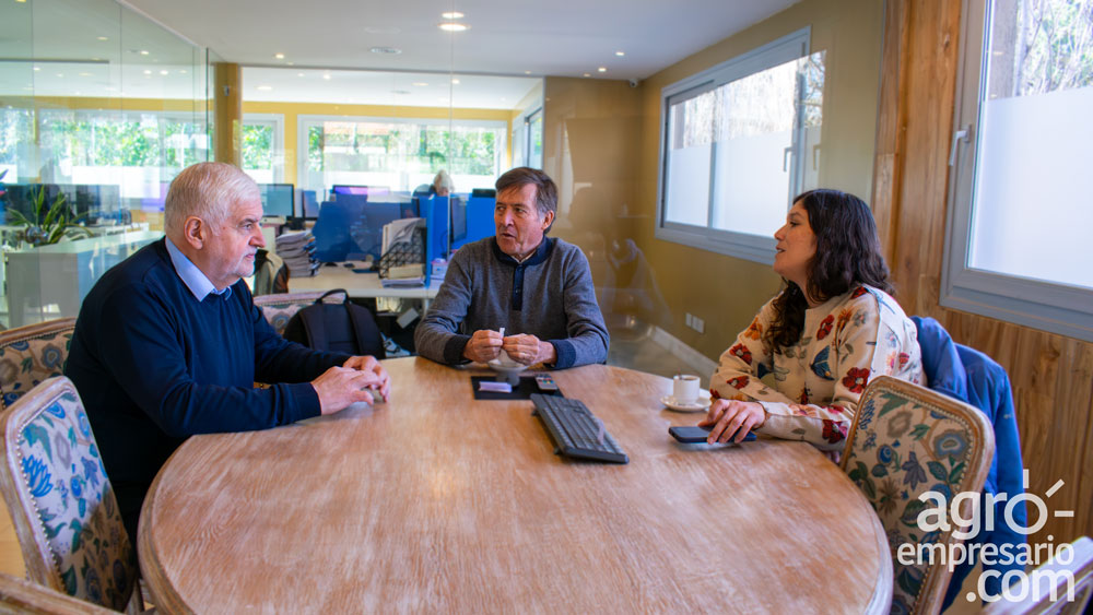 Fernando Vilella, Director de Desarrollo Estratégico de Agroempresario.com, Carlos Becco, Conductor de "De Villanos a Heroes" en Agroempresario.com y Fernanda Santibañez, CEO de Eiru.