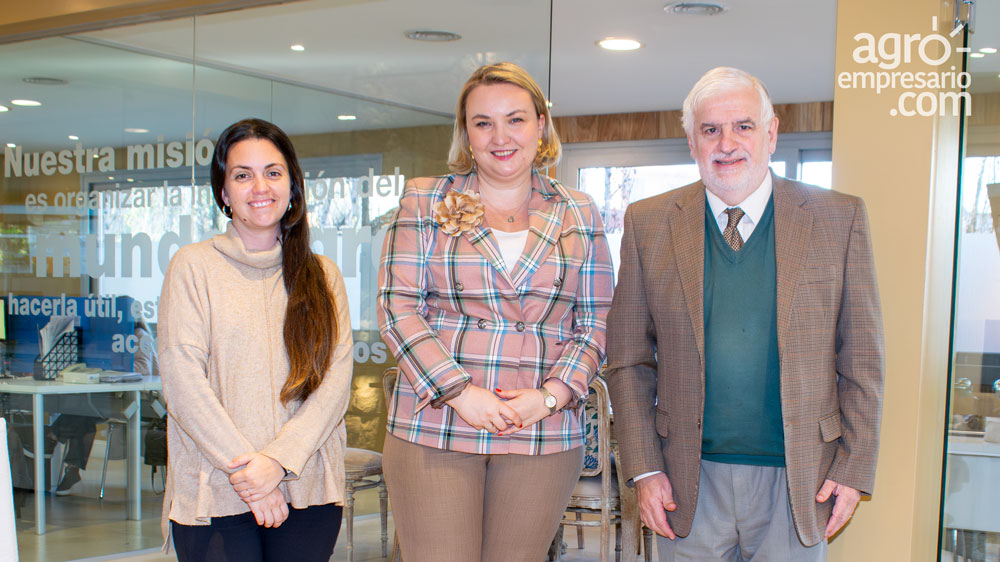 Antonela Lizzoli, Directora de Contenidos en Agroempresario.com; Bogna Ruminowicz, Consejera Encargada de Negocios de la Embajada de Polonia en Argentina y Fernando Vilella, Director de Desarrollo Estratégico en Agroempresario.com